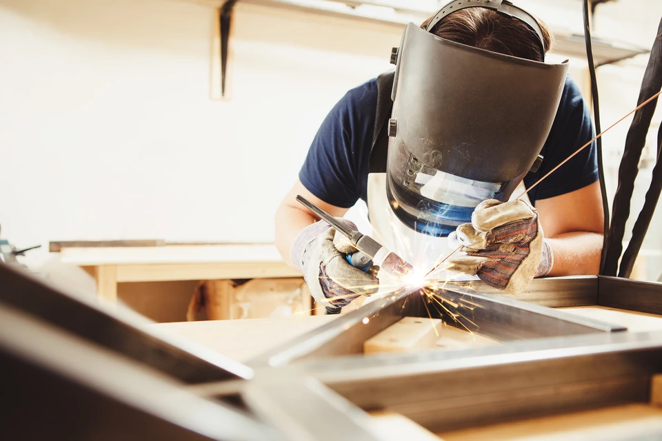 Atelier de soudage industriel avec soudeur professionnel en action