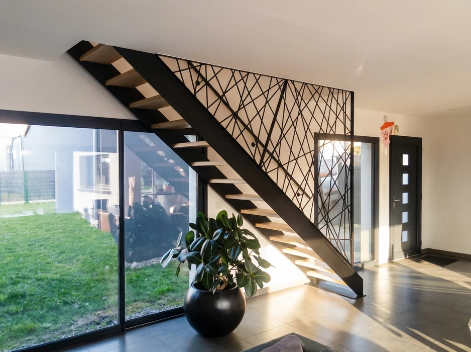 Entrée de maison contemporaine avec escalier droit à crémaillère centrale en acier laqué noir, marches en bois clair sans contremarches