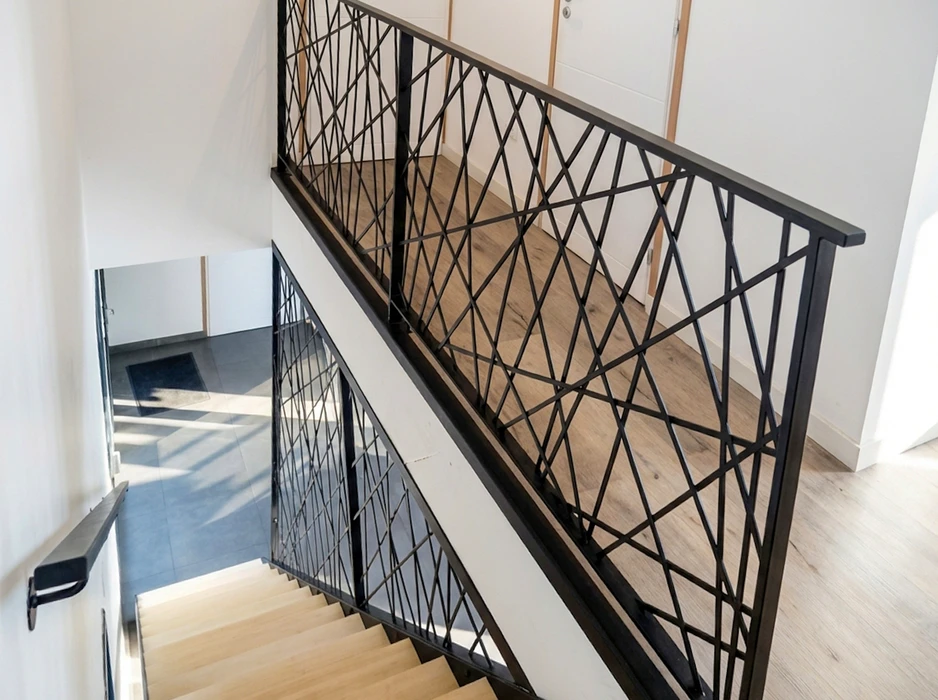 Intérieur moderne, escalier avec palier en parquet chêne clair