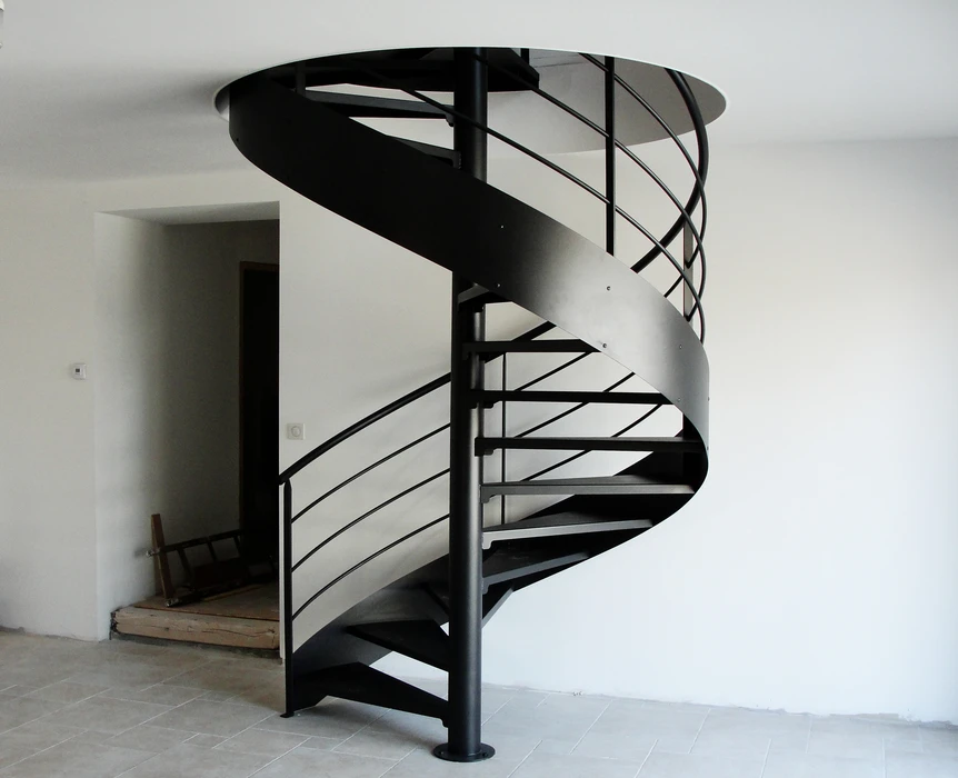 Escalier hélicoïdal en acier laqué noir mat, structure autoportante à limon courbe central tubulaire