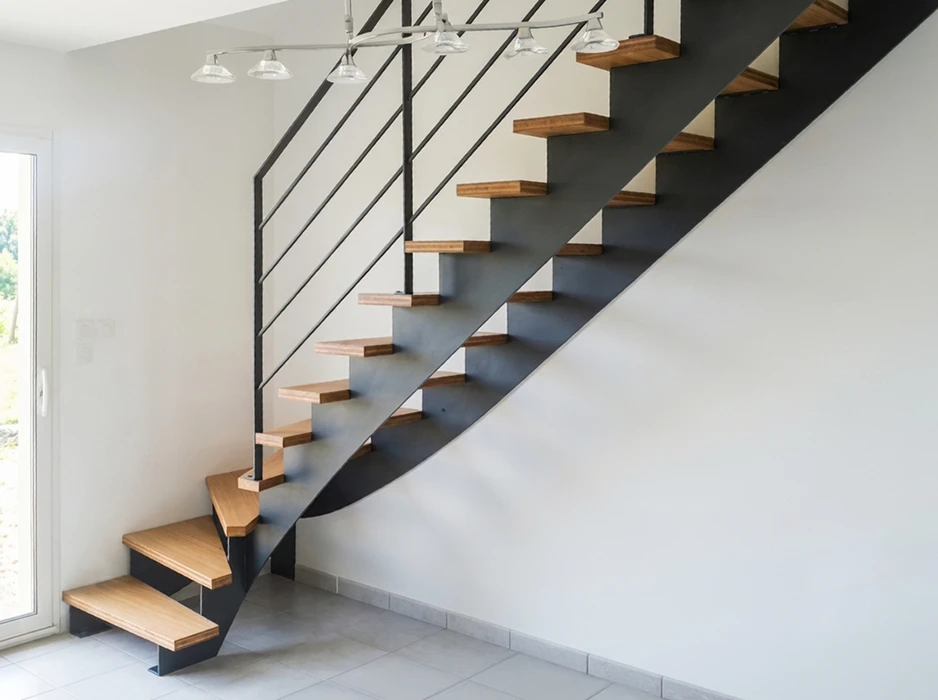 Escalier intérieur moderne à crémaillère centrale en acier laqué noir mat, avec marches flottantes en bois massif clair (type chêne)