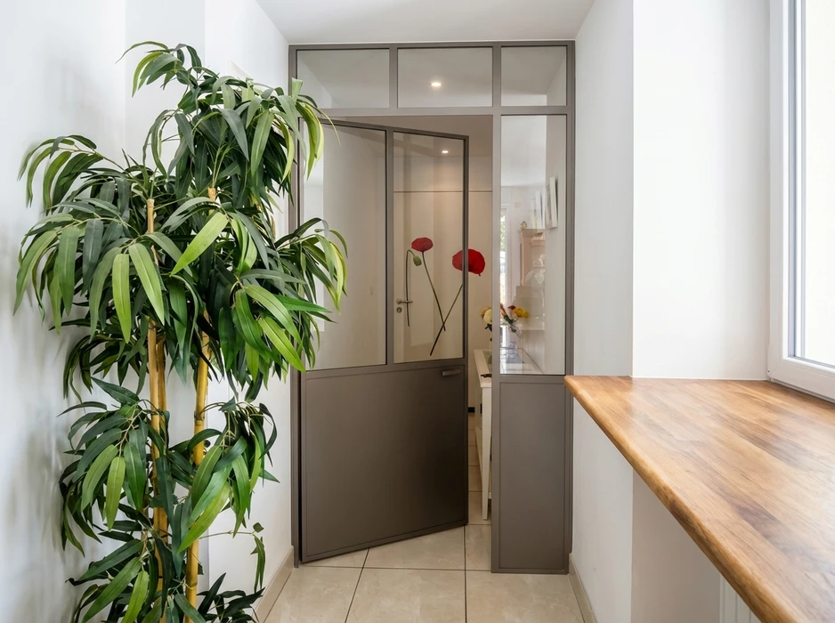 Couloir moderne avec verrière atelier en acier laqué gris anthracite, vitrage transparent et porte basse opaque