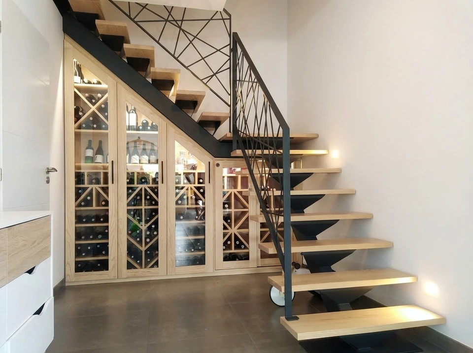 Escalier hélicoïdal intérieur en métal noir avec rampe ornementale en fer forgé