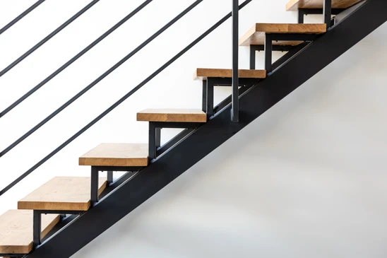 escalier d'habitation avec rampe en acier inoxydable, carrelage en céramique