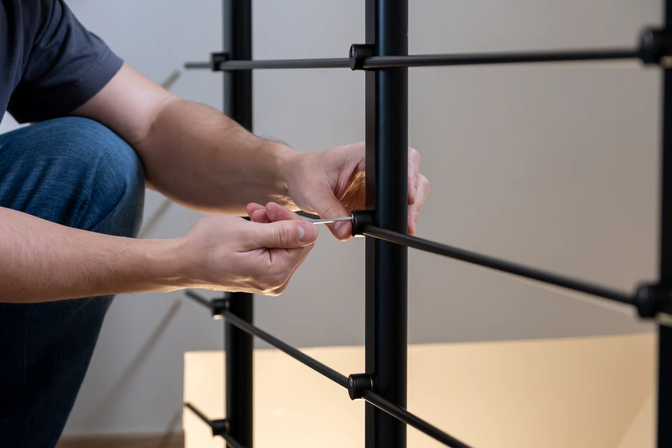 Escalier moderne en verre et métal dans un bâtiment contemporain