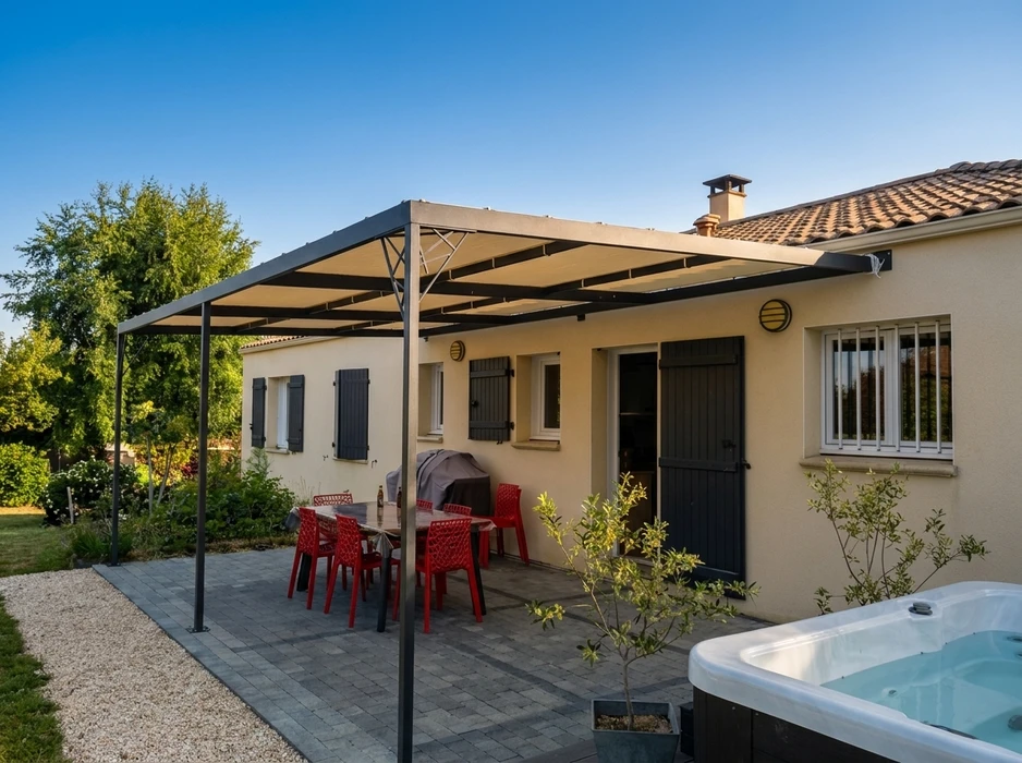 Terrasse extérieure avec mobilier de jardin coloré (table ronde et chaises pliantes fuchsia et vert anis)