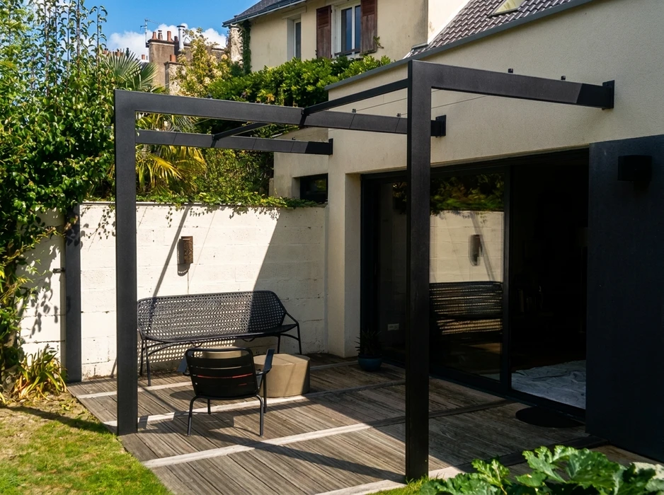 Terrasse en porte-à-faux sur structure métallique galvanisée, accessible par escalier droit à marches caillebotis avec garde-corps tubulaire