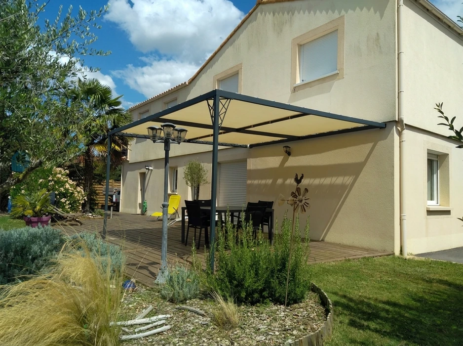 Terrasse extérieure d'une maison contemporaine avec garde-corps en inox brossé et remplissage en verre feuilleté transparent