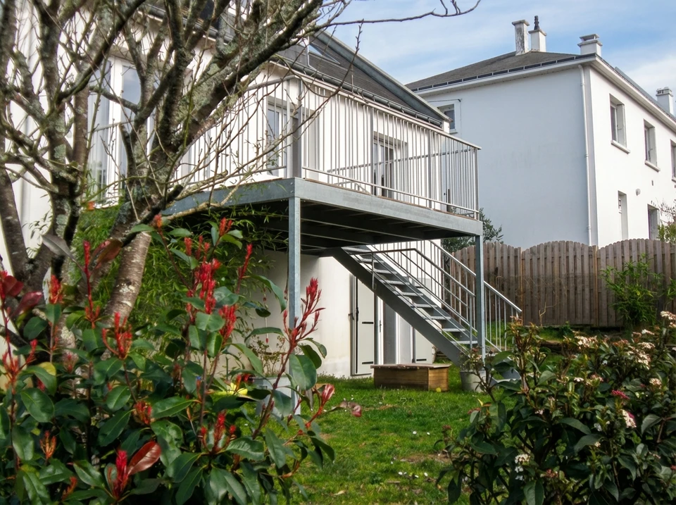 Terrasse extérieure couverte avec pergola vitrée, équipée d'un four à pizza en pierre avec cheminée métallique